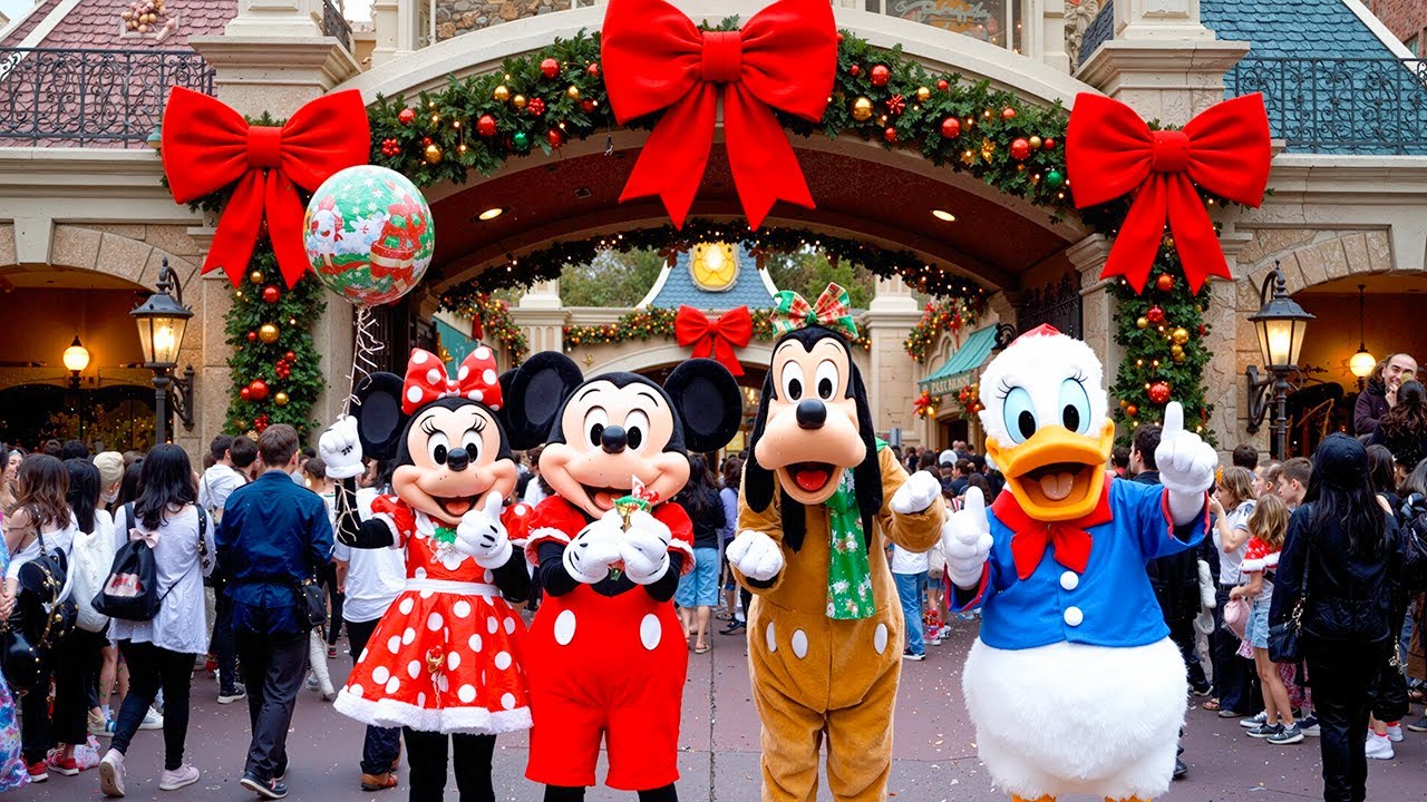 [4K] Magic Kingdom Christmas 2025 - Walkthrough, Fun Parade & Merchandise at Walt Disney World