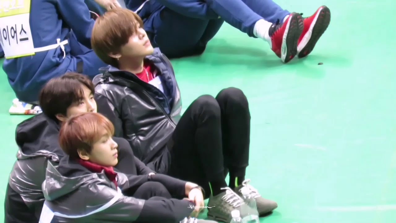 180115 NCT127 YUTA 유타 doing stretching exercise (2018 ISAC)