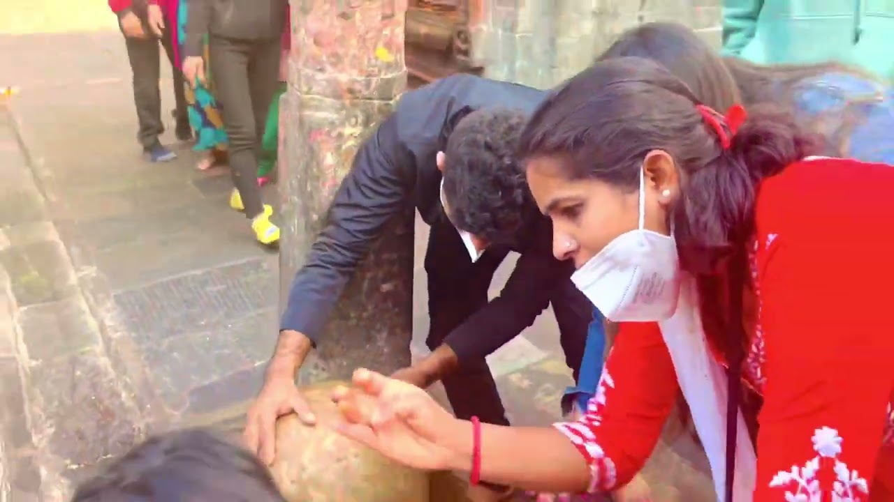 Way to pashupatinath temple .