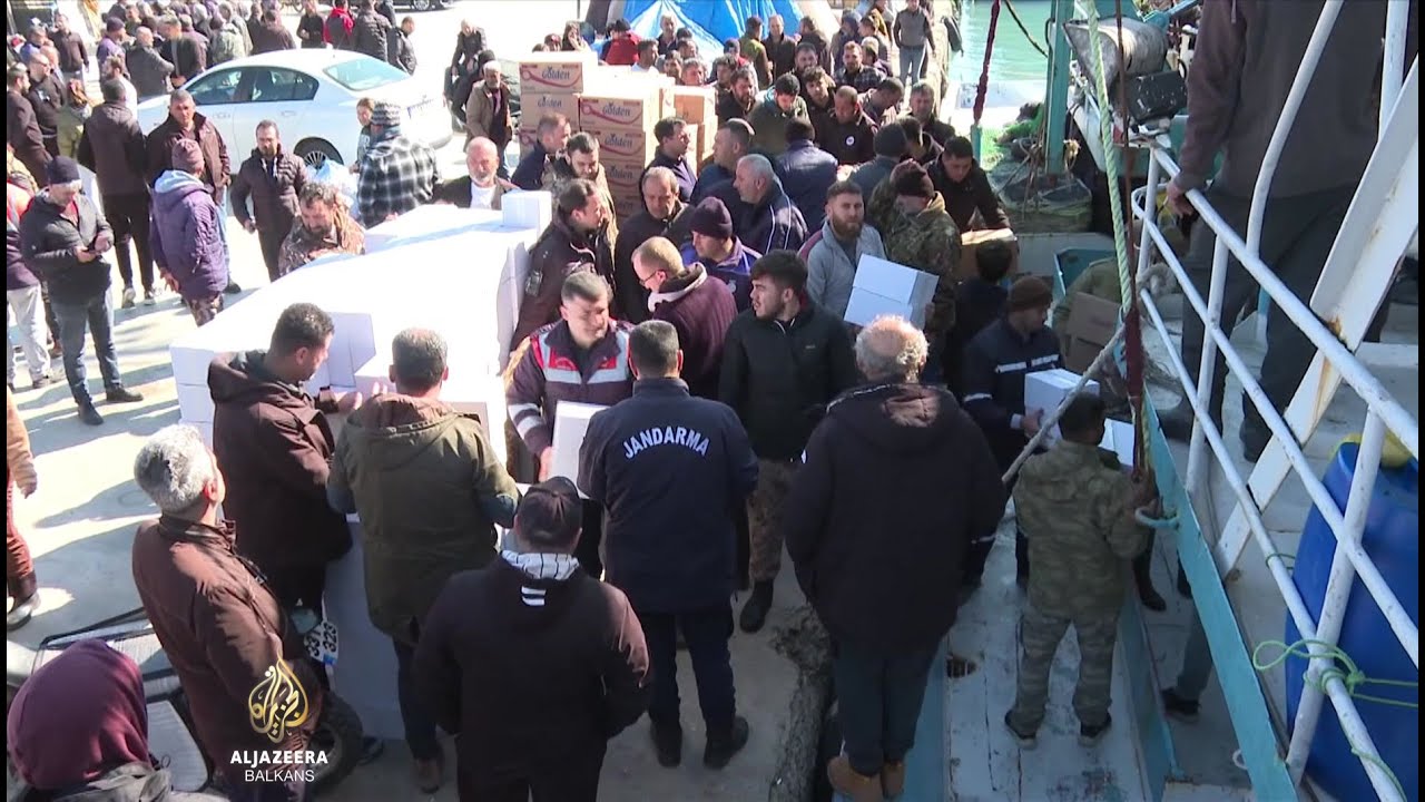 إيصال المساعدات: يقوم الصيادون بنقل الإمدادات إلى المناطق الساحلية
