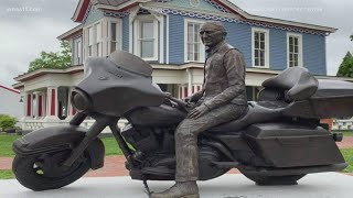 WWII veteran honored with new statue in Oldham County