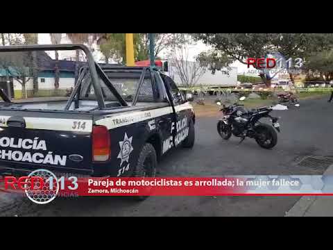 VIDEO Pareja en moto es atropellada, la mujer fallece y el hombre está malherido
