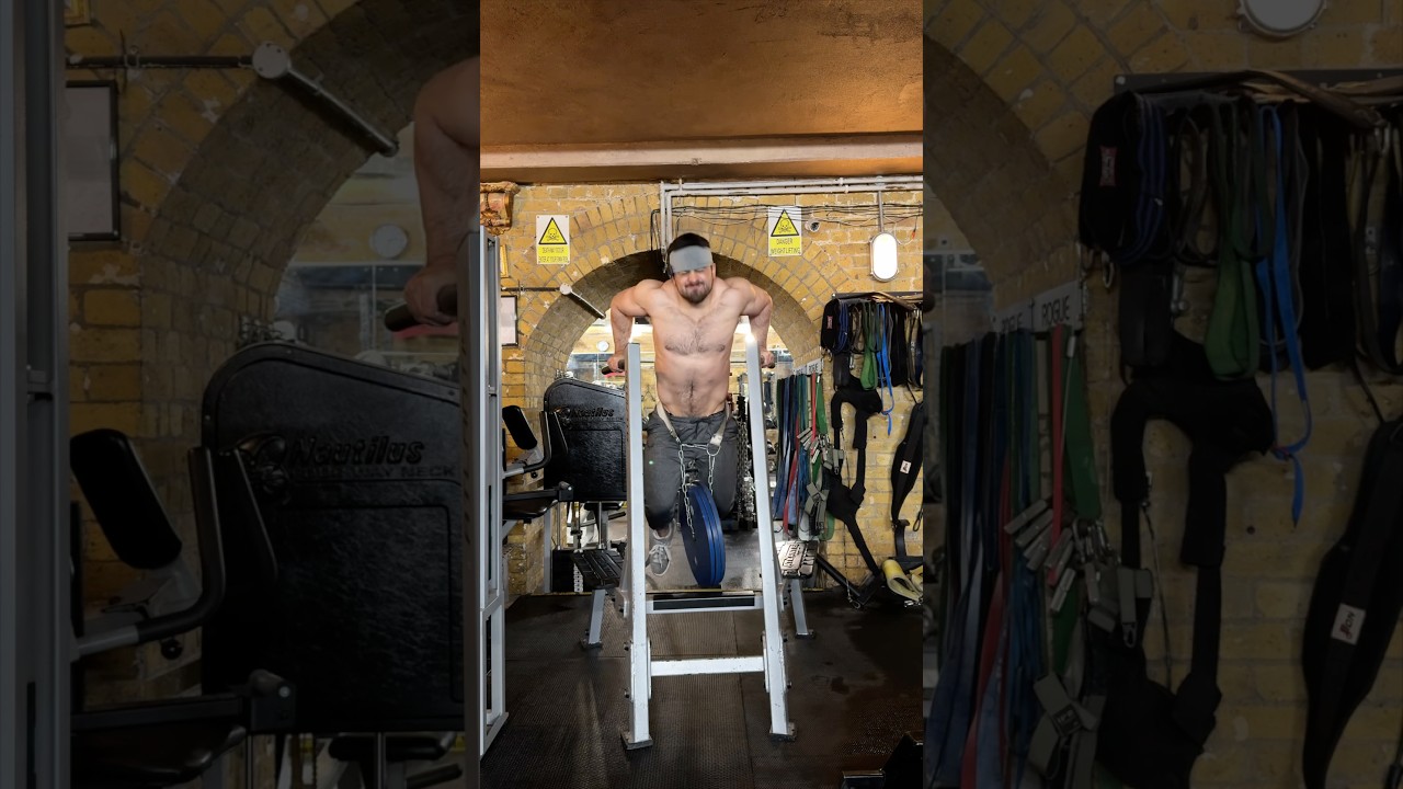 Отжимания на брусьях с 3 утяжелителями x ? #отжиманияналяже #гимнастика #спортзал #сила