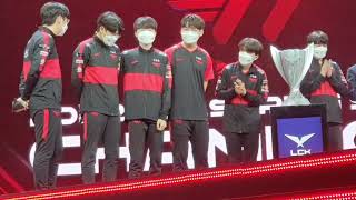 When The Coaching Staff Mentioned Oner Is Sick, Zeus And Faker Tapped Him On The Back T1 Vs Gen