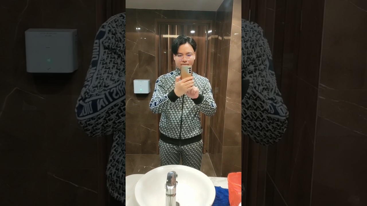 I bought a Dior sweatshirt set, the shirt is so beautiful,can be worn in winter with leather jackets