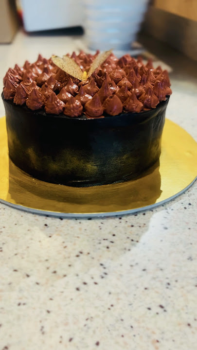 Warning!! This choclate cake will disappear fast! #homebaker  #chocolate #chocolatecake #cakedesign