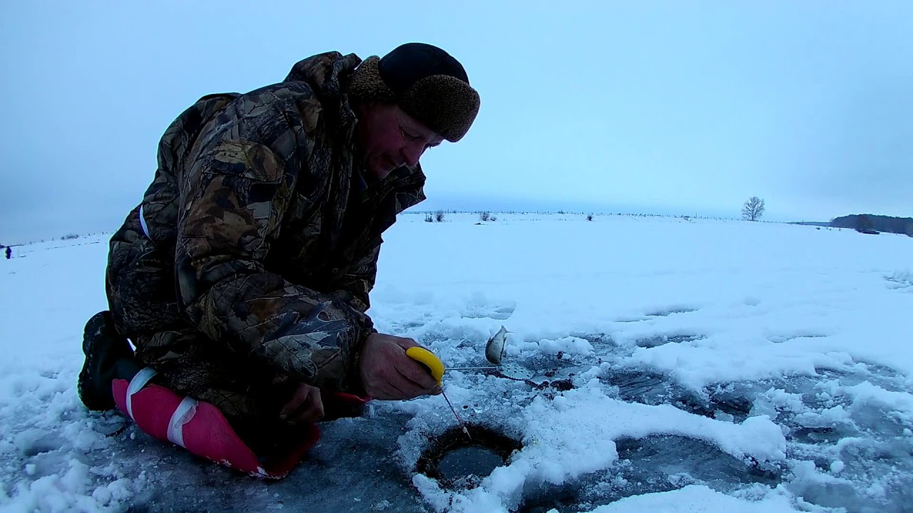 Зимняя рыбалка, плотва. Технология успеха 3. Прикормка. - YouTube