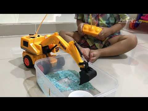 Reaksi Little Kenzo Saat Main Backhoe - Excavator Mini Remote Control | Mainan Anak Cowok Mobil
