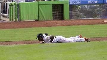 ATL@MIA: Gordon loses footing and falls after bunt