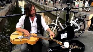 Musicien de rue aux Blues étonnants glisse sublimement sur sa guitare