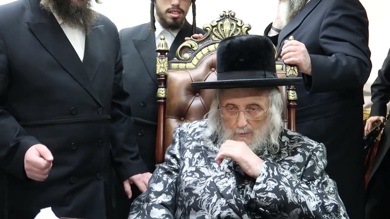 הגאב''ד בזמרת חנוכה אל מול פני המנורה