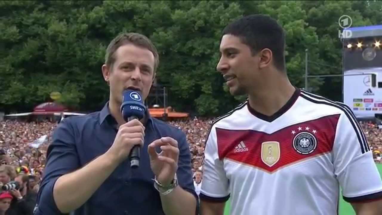 andreas-bourani-auf-uns-live-auf-der-fanmeile-2014-in-berlin-15-07