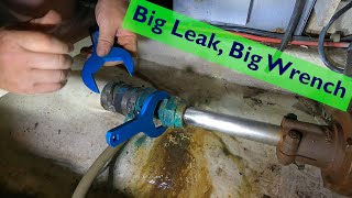 Did we SINK our boat? Stuffing Box-Shaft Seal Packing Replacement on our 1989 Bayliner 3888