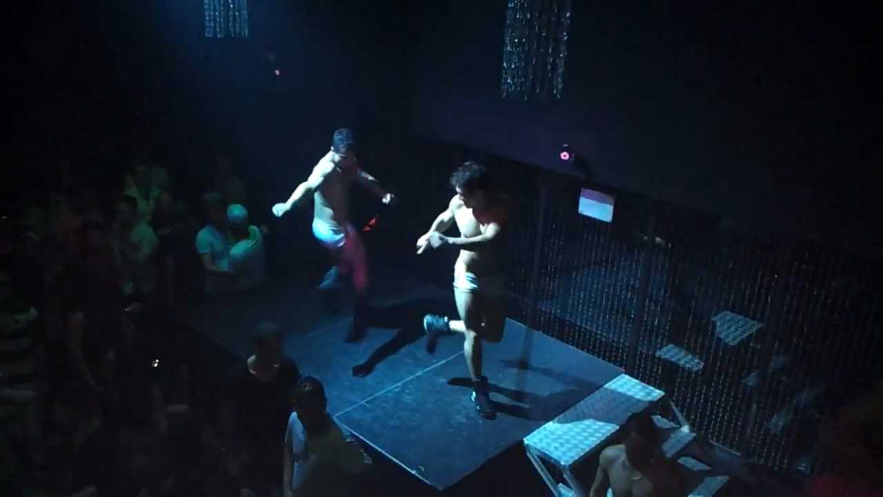 GOGO BOY TIAGO GAUCHO E WILLIAN PEZZOTO DANÇANDO NA BUBU - YouTube