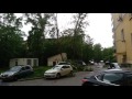 Ураган в Москве деревья падают на машины.