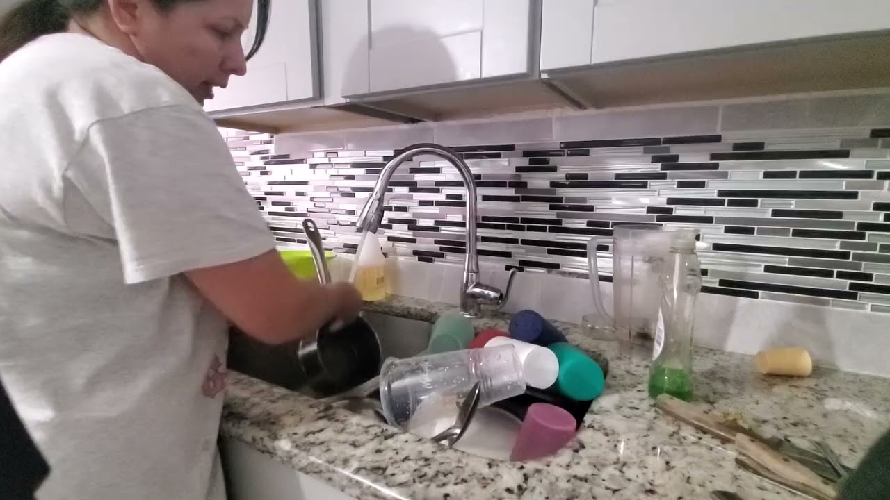 Lavando mis trastes y platicando.  Y ustedes le tiene miedo a volver. Comenzar? 