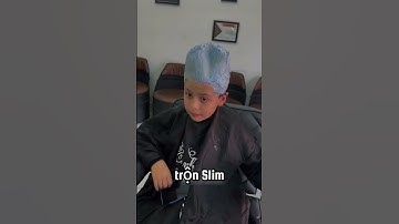 thợ cắt tóc đã làm điều điên rồ với mái tóc của cậu bé này.