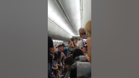 Covek Udara Zenu Sa Detetom U Avionu Dok Ostali Aplaudiraju