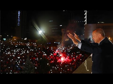 Cumhurbaşkanı Erdoğan, AK Parti Genel Merkezi'nde 'balkon konuşması' yapıyor