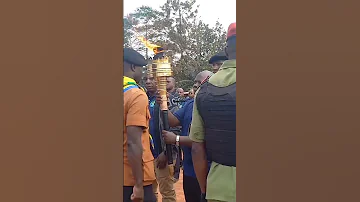 Ukakavu Wa Askari Akiwa Na Mwenge 