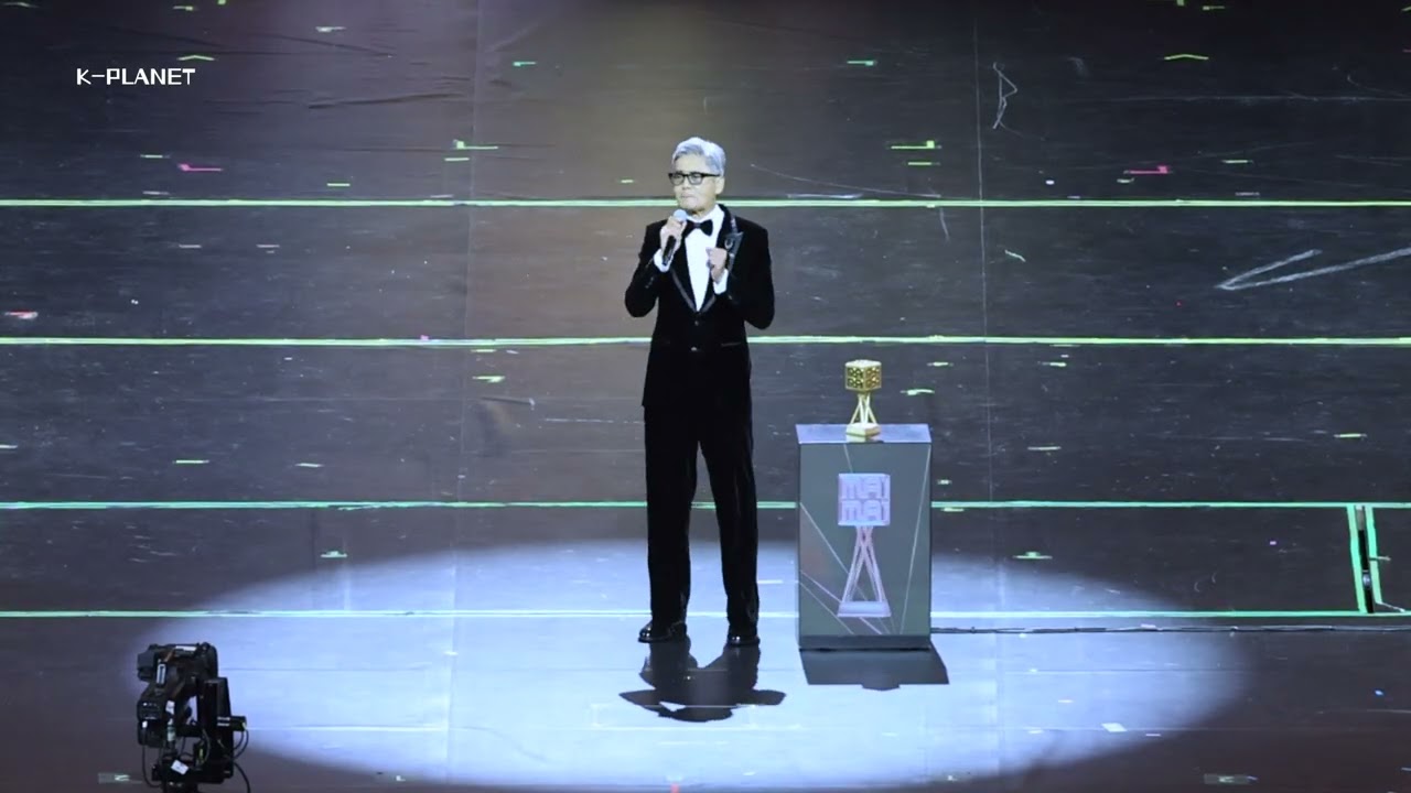 【2025 MAMA】Chow Yun Fat (주윤발 周潤發) 'Talk 멘트 談話 + 帶領全場觀眾為大埔災民全場默哀' 4K Fancam 직캠 | MAMA頒獎禮 251129