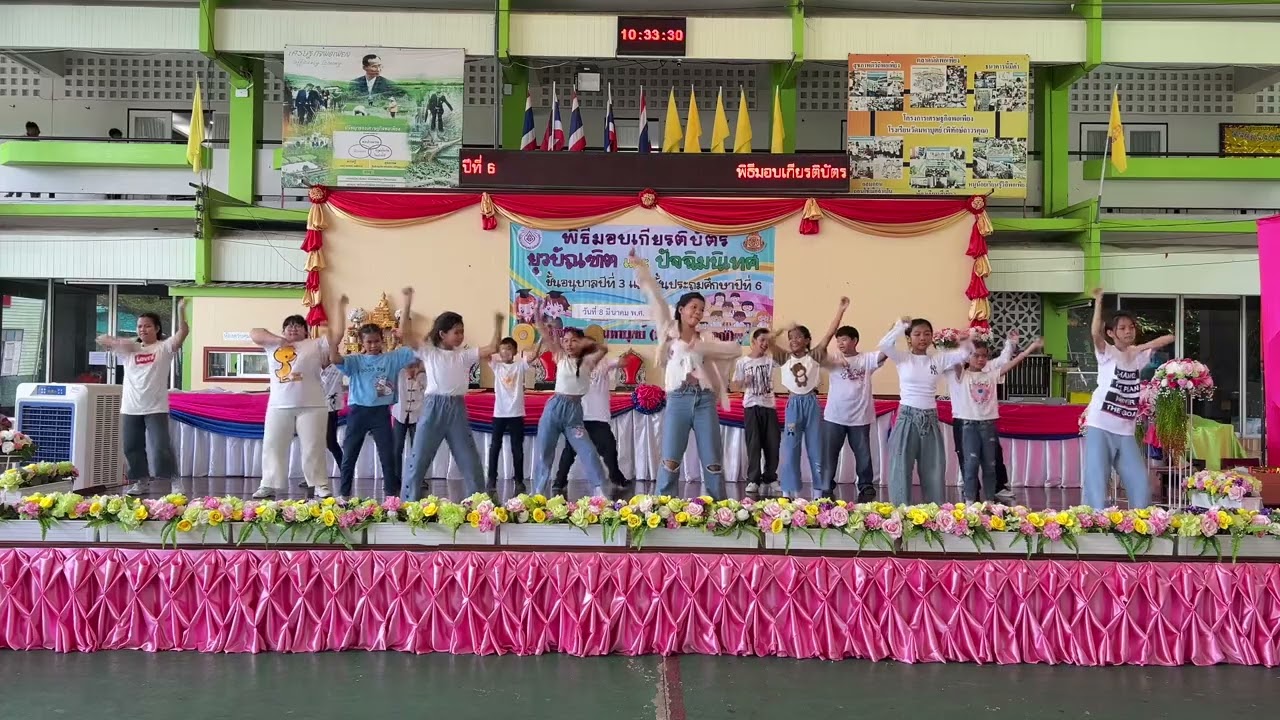 การแสดงชุดเอิ้นอ้ายแนเด้อยามเธอมีแฮง ของชั้นป.4 ในกิจกรรมยุวบัณฑิตและปัจฉิมนิเทศประจำปีการศึกษา 2566