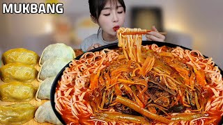 Korean spicy meat noodles, spicy noodle soup with beef dumplings, kimchi rice eating show