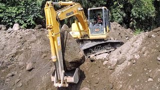 Excavator Digging Rock And Dirt Komatsu PC130F-7
