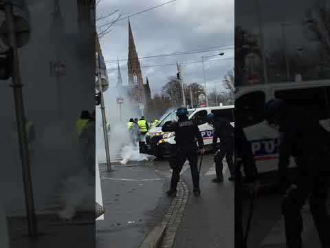 Gilets Jaunes à Strasbourg Jets De Gaz Lacrymogène Pour Barrer Laccès Au Marché De Noël