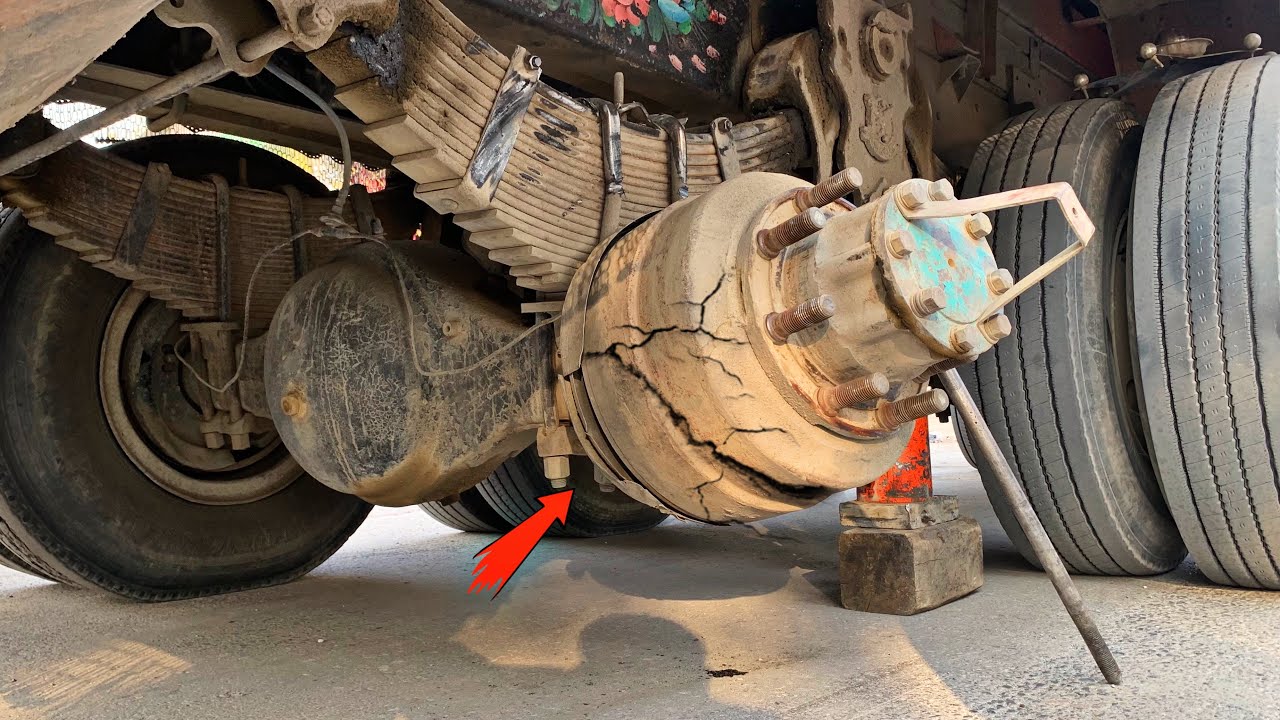 Truck Rear Wheel Hub Destroyed on the Road || expert mechanic immediately repaired it