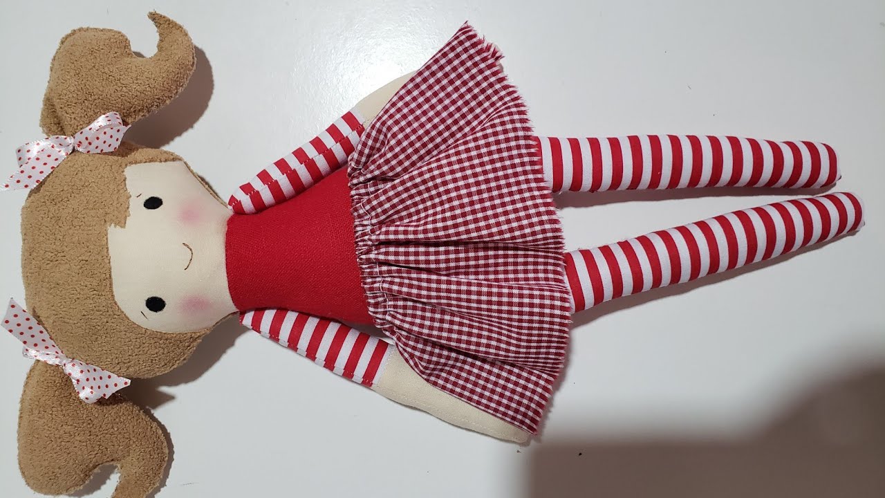 BONECA DE PANO FEITA COM RETALHOS 