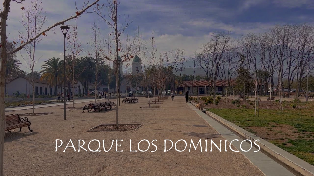 Santiago. Paseo por Los Dominicos en la comuna de Las Condes en Santiago de Chile.