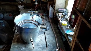 Самодельный медный холодильник для самогона. How to build moonshine copper cooler in the bucket.