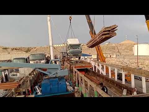 طريقة تنزيل الشاحنات في ميناء نشطون
