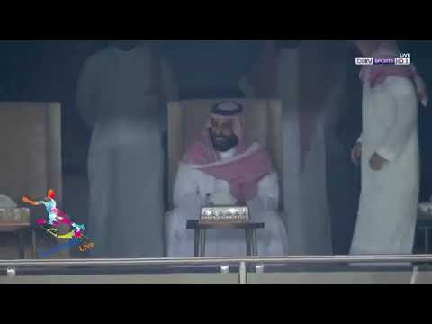 ولي العهد محمد بن سلمان يرفع شارة النصر بعد الفوز الكبير للمنتخب