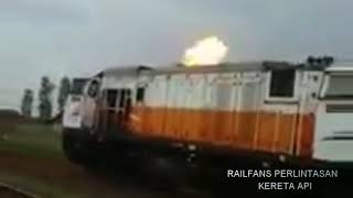 DETIK-DETIK LOKOMOTIF CC 206 MENGELUARKAN API[KOBONG API PARAH!!!!]