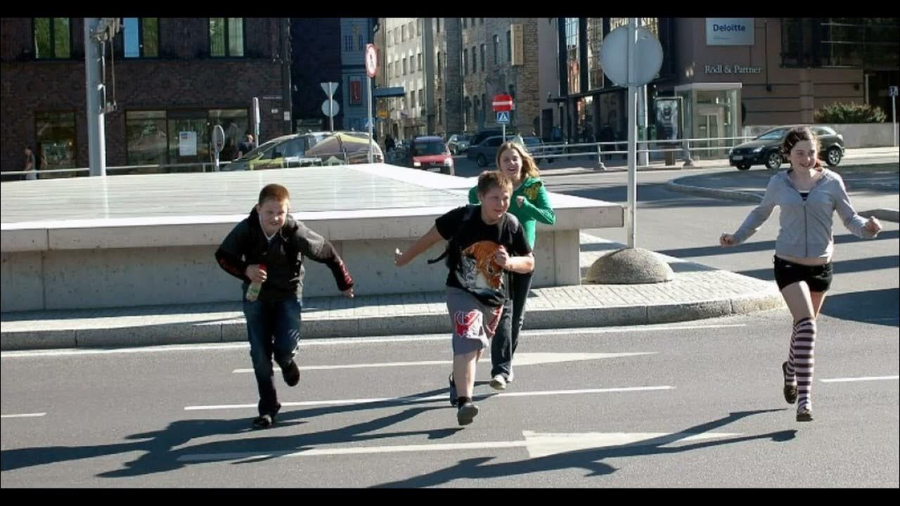 Ребенок играет на дороге. Дорогие дети. Дети на дороге. Перебегает дорогу в неположенном месте. Школьники перебегают дорогу.