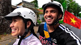 Vietnamese Lady takes me on the CRAZIEST FOOD TOUR in Saigon 🇻🇳 screenshot 3