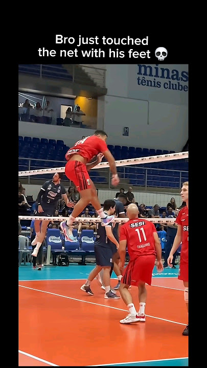 Darlan Souza touched the volleyball net with his feet 💀