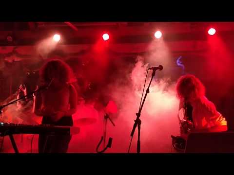 Skogsfesten 2018: Kristina Issa creates magic from a short power outage