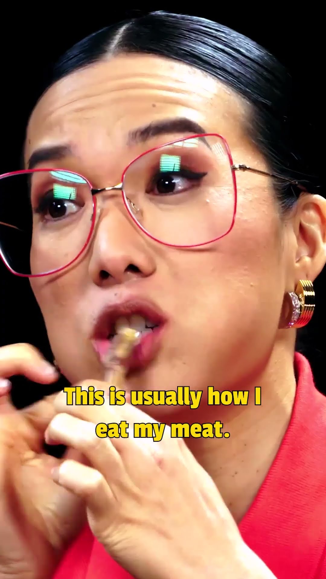 Ali Wong teaches Sean Evans how to eat a chicken wing ?