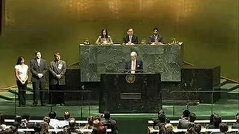 Ambassador William Luers addresses Model UN students