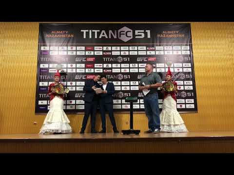 Видео: Взвешивание бойцов турнира ММА TITAN FC