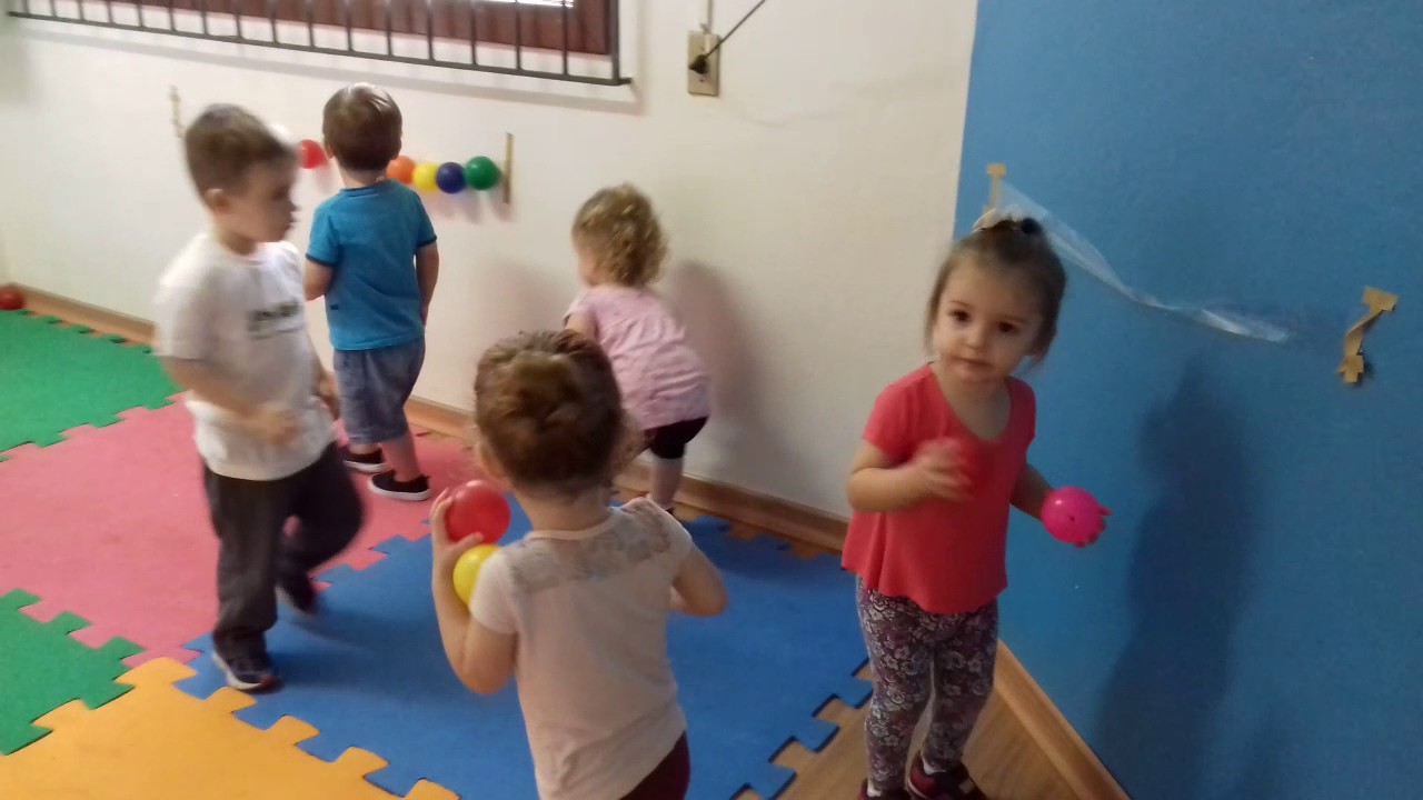 Bolas coloridas em um campo de jogo interno infantil