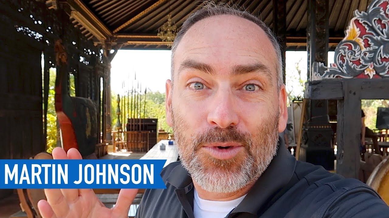 Eating Tempe Mendoan - AMAZING INDONESIAN FOOD