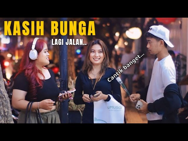 CANTIK BANGET!! KASIH BUNGA LAGI JALAN class=