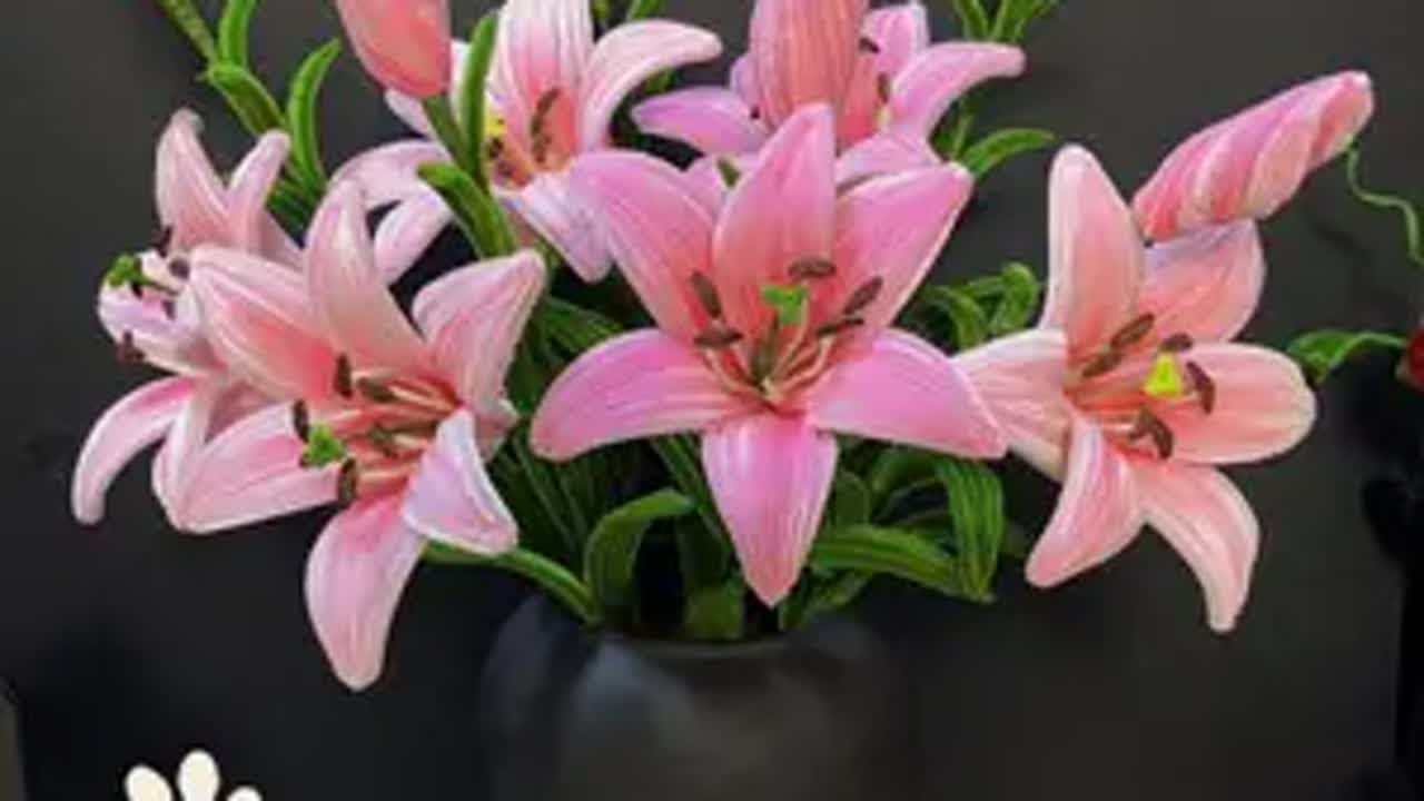 扭扭棒百合花教程来啦 扭扭棒百合花教程来啦，简单而又不失魅力，赶紧学习起来吧扭扭棒的100种玩法 好看的花一定要分享给你 简单手工花制作教程 做手工我是认真的 怎么制作一束永不凋零的玫瑰花