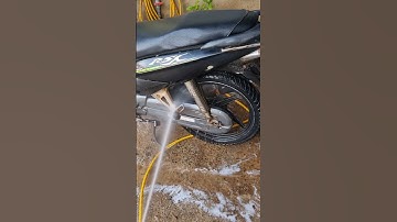 Thợ rửa xe chuyên nghiệp tẩy đất bà nhớt