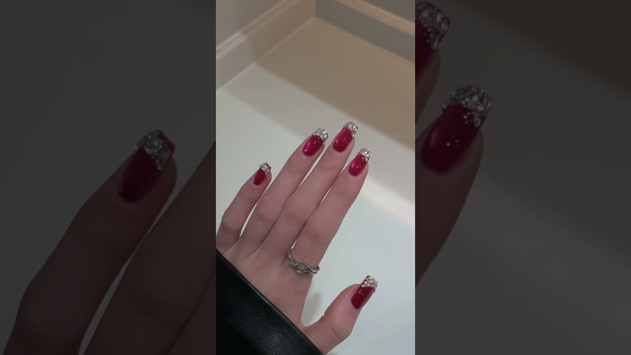 Móng mắt mèo hồng mận viền French lấp lánh, nhìn là cuốn luôn 💖✨