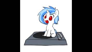 Vinyl Scratch spins while I play fitting music Resimi